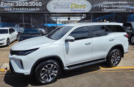 TOYOTA HILUX SW4 2.8 D-4D TURBO DIESEL DIAMOND 7L 4X4 AUTOMÁTICO